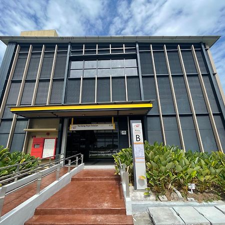 شقة سكن قيصر ﺇﻛﺰﻛﻴﻮﺗﻴﻒ ستاي إيست لايك Kampong Bohol المظهر الخارجي الصورة
